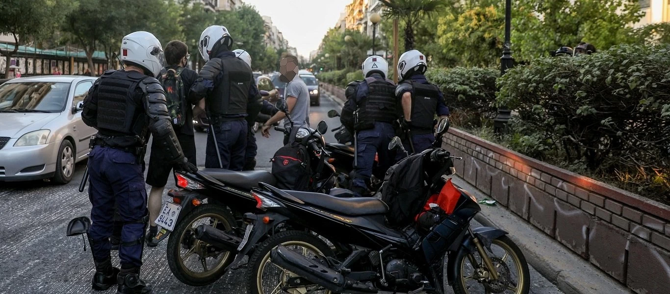 Τρεις συλλήψεις για τα επεισόδια έξω από την ΑΣΟΕΕ (βίντεο)